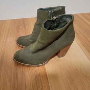 EUC Green suede heels